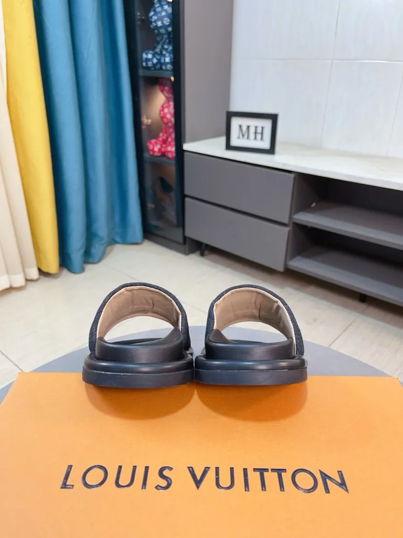Ex-factory price 360🌹🌹 (lv-Louis Vuitton) New men's slippers, high-end boutique, exquisite embossed logo decoration on the upper, fine workmanship, super soft soles, casual, loose and comfortable, a must-have in summer! \nsize：38-44